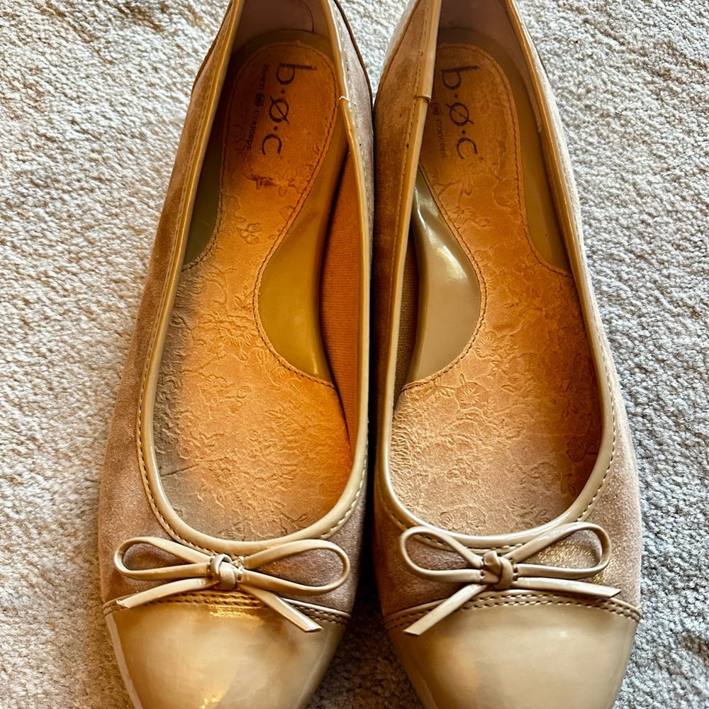 b.o.c. Women's Beige and Cream Loafers